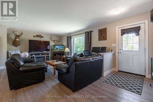 16 Kenver St, Kawartha Lakes, ON - Indoor Photo Showing Living Room
