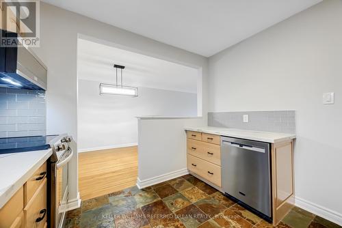 #Main -462 Springbank Cres, Burlington, ON - Indoor Photo Showing Kitchen