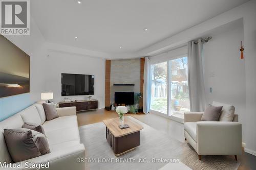 17 Caldbeck Ave, Markham, ON - Indoor Photo Showing Living Room