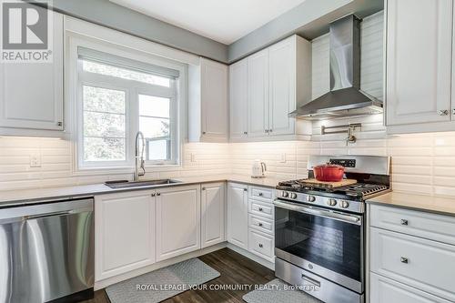 20 Globemaster Lane, Richmond Hill, ON - Indoor Photo Showing Kitchen With Upgraded Kitchen