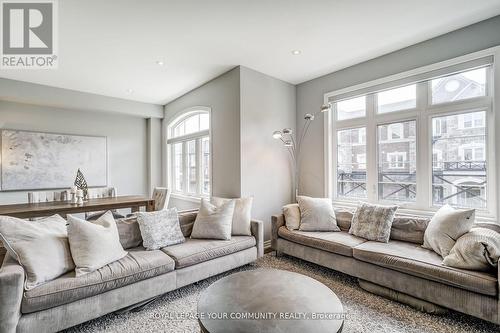 20 Globemaster Lane, Richmond Hill, ON - Indoor Photo Showing Living Room