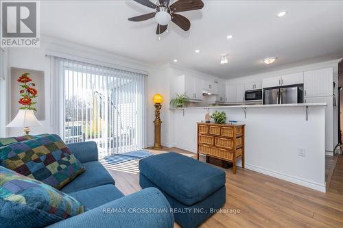 7 Ainsworth Drive, Ramara, ON - Indoor Photo Showing Living Room