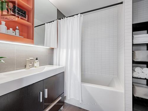 #405 -51 Trolley Cres, Toronto, ON - Indoor Photo Showing Bathroom