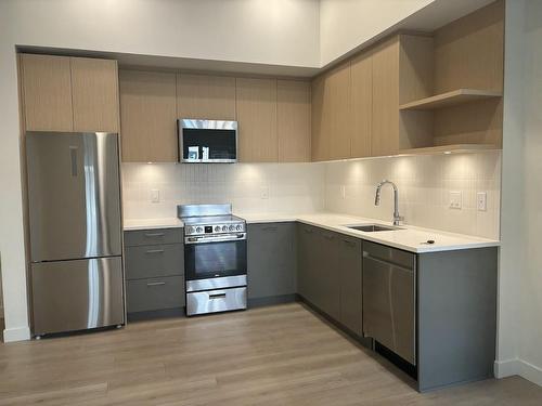 1Xx 10777 138 Street, Surrey, BC - Indoor Photo Showing Kitchen With Upgraded Kitchen