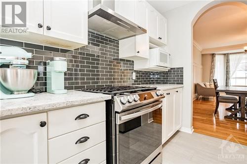 26 Greatwood Crescent, Ottawa, ON - Indoor Photo Showing Kitchen With Upgraded Kitchen