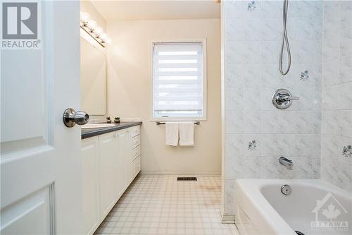 26 Greatwood Crescent, Ottawa, ON - Indoor Photo Showing Bathroom