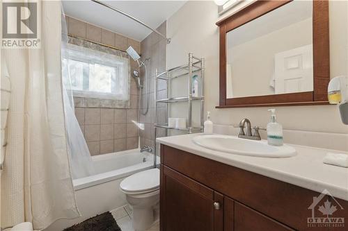 70 Canter Boulevard, Nepean, ON - Indoor Photo Showing Bathroom