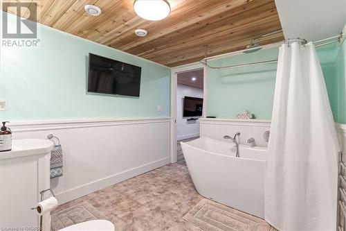 32 Upper Lorne Beach Road, Kincardine, ON - Indoor Photo Showing Bathroom