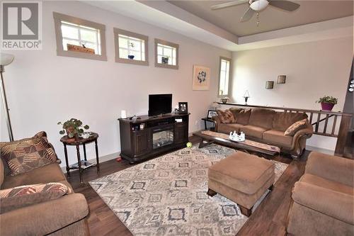 270 Grouse Avenue, Vernon, BC - Indoor Photo Showing Living Room
