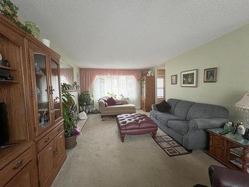 25 Galena Ave, Logan Lake, BC - Indoor Photo Showing Living Room