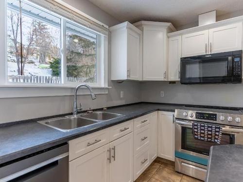 5654 Norland Drive, Kamloops, BC - Indoor Photo Showing Kitchen With Double Sink