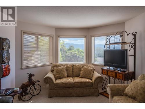 6408 Harrison Heights, Summerland, BC - Indoor Photo Showing Living Room