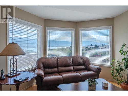 6408 Harrison Heights, Summerland, BC - Indoor Photo Showing Living Room