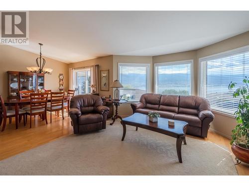 6408 Harrison Heights, Summerland, BC - Indoor Photo Showing Living Room