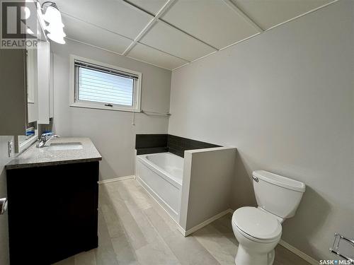 801 Centre Street, Shaunavon, SK - Indoor Photo Showing Bathroom