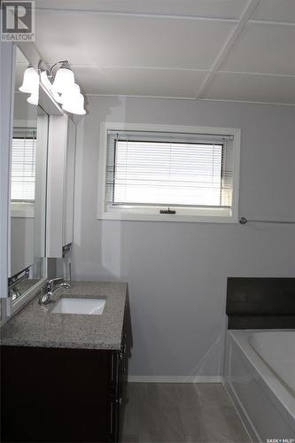 801 Centre Street, Shaunavon, SK - Indoor Photo Showing Bathroom