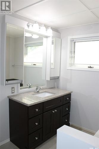 801 Centre Street, Shaunavon, SK - Indoor Photo Showing Bathroom