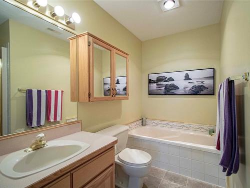 240-805 Comox Street, Penticton, BC - Indoor Photo Showing Bathroom