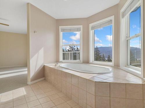 6267 Thompson Drive, Peachland, BC - Indoor Photo Showing Bathroom