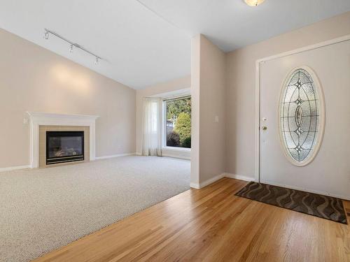 6267 Thompson Drive, Peachland, BC - Indoor Photo Showing Living Room With Fireplace