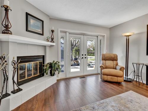 122-1765 Leckie Road, Kelowna, BC - Indoor Photo Showing Living Room With Fireplace