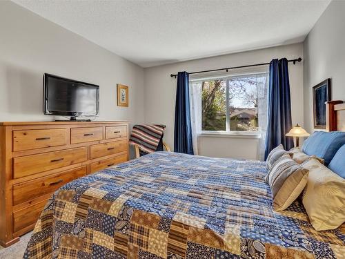 122-1765 Leckie Road, Kelowna, BC - Indoor Photo Showing Bedroom