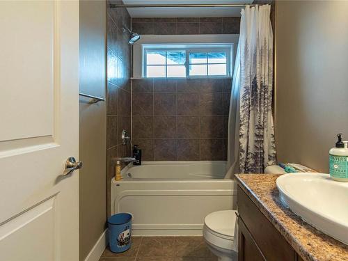 2415 Pleasant Valley Road, Armstrong, BC - Indoor Photo Showing Bathroom