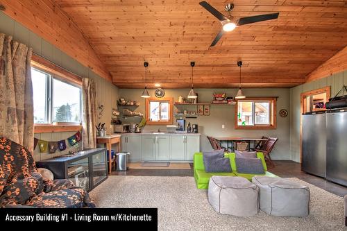 451 Whitevale Road, Lumby, BC - Indoor Photo Showing Living Room