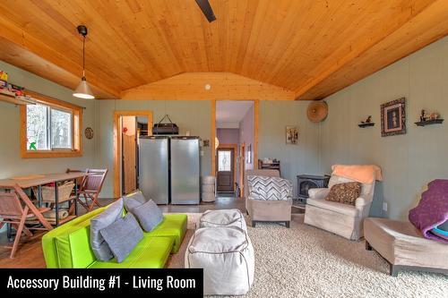 451 Whitevale Road, Lumby, BC - Indoor Photo Showing Living Room