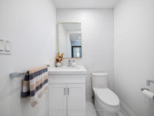 49 Hall St, Richmond Hill, ON - Indoor Photo Showing Bathroom