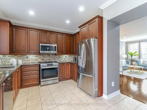 2236 Glazebrook Circ, Oakville, ON - Indoor Photo Showing Kitchen With Upgraded Kitchen