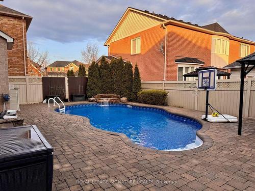 2236 Glazebrook Circ, Oakville, ON - Outdoor With Exterior