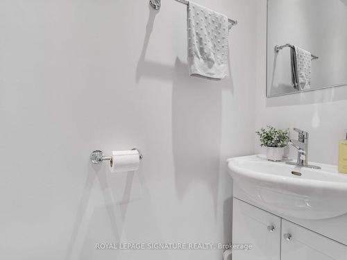 2D Bexley Cres, Toronto, ON - Indoor Photo Showing Bathroom