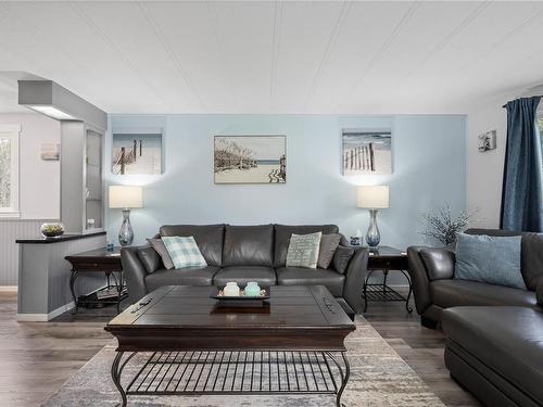 6071 Pine Ridge Cres, Nanaimo, BC - Indoor Photo Showing Living Room