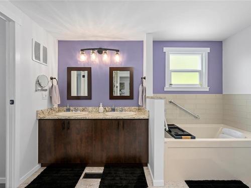 6071 Pine Ridge Cres, Nanaimo, BC - Indoor Photo Showing Bathroom