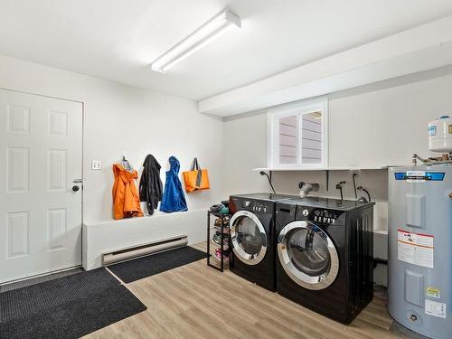 146 Rod & Gun Rd, Courtenay, BC - Indoor Photo Showing Laundry Room