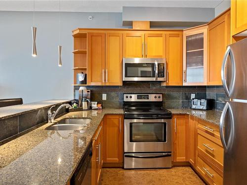 113/114D-181 Beachside Dr, Parksville, BC - Indoor Photo Showing Kitchen With Double Sink