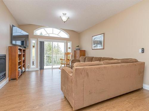 456 Thetis Dr, Ladysmith, BC - Indoor Photo Showing Living Room