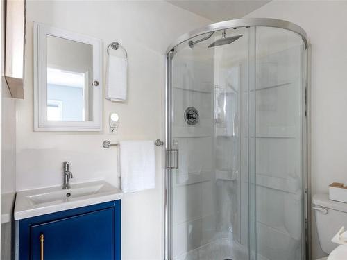 4008 Wiseton St, Saanich, BC - Indoor Photo Showing Bathroom