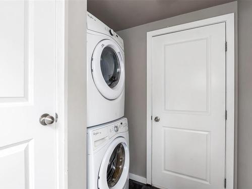 4008 Wiseton St, Saanich, BC - Indoor Photo Showing Laundry Room