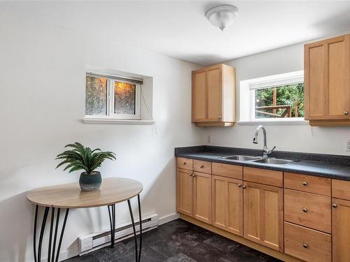 4008 Wiseton St, Saanich, BC - Indoor Photo Showing Kitchen With Double Sink