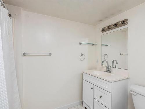 4008 Wiseton St, Saanich, BC - Indoor Photo Showing Bathroom