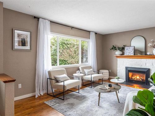 4008 Wiseton St, Saanich, BC - Indoor Photo Showing Living Room With Fireplace