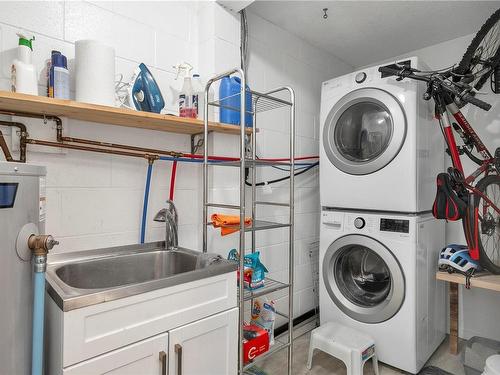 202-1537 Noel Ave, Comox, BC - Indoor Photo Showing Laundry Room
