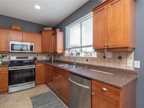 6249 Garside Rd, Nanaimo, BC - Indoor Photo Showing Kitchen With Double Sink