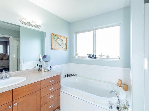 6249 Garside Rd, Nanaimo, BC - Indoor Photo Showing Bathroom