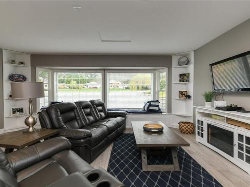 6554 Mystery Beach Rd, Fanny Bay, BC - Indoor Photo Showing Living Room