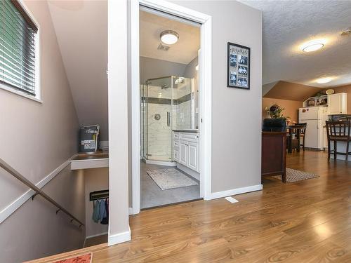 6554 Mystery Beach Rd, Fanny Bay, BC - Indoor Photo Showing Living Room