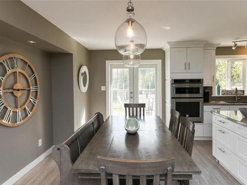 6554 Mystery Beach Rd, Fanny Bay, BC - Indoor Photo Showing Living Room