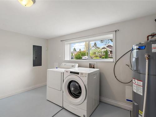 3135 Highview St, Victoria, BC - Indoor Photo Showing Laundry Room